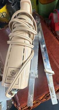 Vintage General Electric Electric Slicing Knife Model 24EK4 with Dual Blades